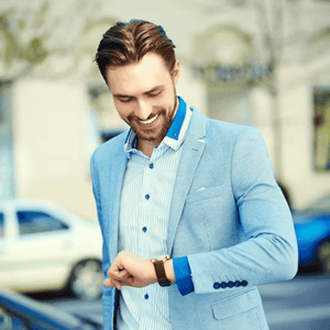 Image montrant une personne qui paie avec une montre connectée face à un terminale de paiement. 